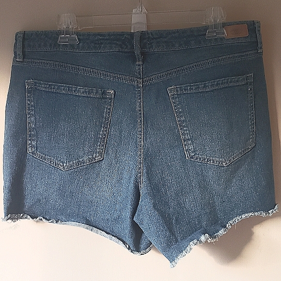Sofia Jeans by Sofia Vergara Chic Short, size 14 - Picture 2 of 3